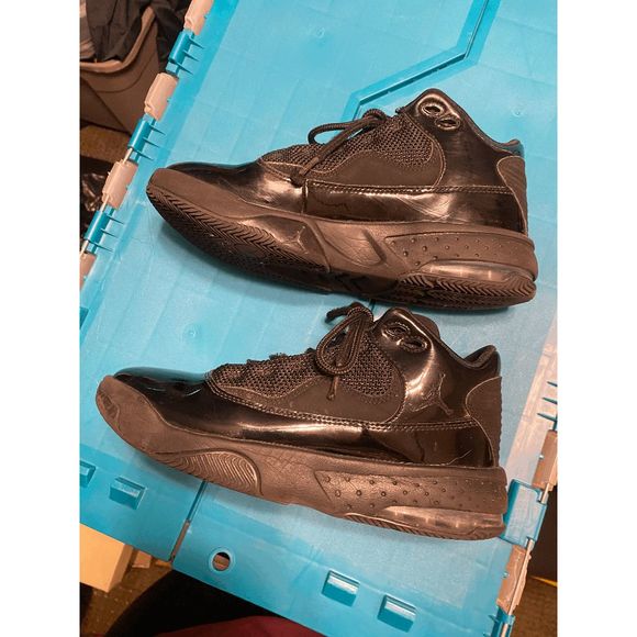 Nike Jordan Max Aura 2 Triple Black Basketball Shoes Women 5.5 CN8094-005 - Picture 1 of 8